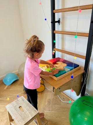 Bukowa nakładka BenchTop służąca jako biurko do drabinki BenchK na drewniany drążek do podciągania