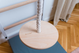 Zestaw akcesoriów gimnastycznych A076/A204 w kolorze naturalnego drewna: bawełniana lina z huśtawką i kółka gimnastyczne