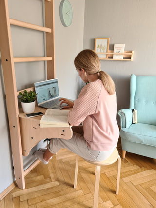 Bukowa nakładka BenchTop służąca jako biurko do drabinki BenchK na drewniany drążek do podciągania