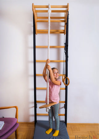 Zestaw akcesoriów gimnastycznych A076/A204 w kolorze naturalnego drewna: bawełniana lina z huśtawką i kółka gimnastyczne