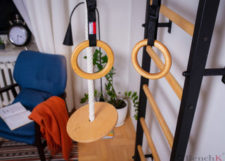 Zestaw akcesoriów gimnastycznych A076/A204 w kolorze naturalnego drewna: bawełniana lina z huśtawką i kółka gimnastyczne