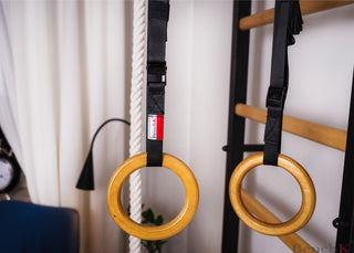 Zestaw akcesoriów gimnastycznych A076/A204 w kolorze naturalnego drewna: bawełniana lina z huśtawką i kółka gimnastyczne