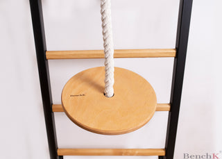 Zestaw akcesoriów gimnastycznych A076/A204 w kolorze naturalnego drewna: bawełniana lina z huśtawką i kółka gimnastyczne