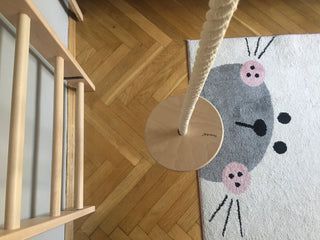 Zestaw akcesoriów gimnastycznych A076/A204 w kolorze naturalnego drewna: bawełniana lina z huśtawką i kółka gimnastyczne