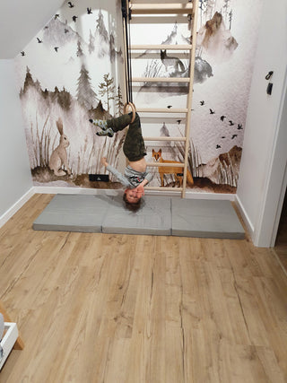 Zestaw akcesoriów gimnastycznych A076/A204 w kolorze naturalnego drewna: bawełniana lina z huśtawką i kółka gimnastyczne