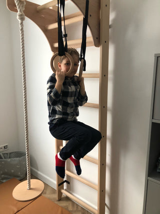 Zestaw akcesoriów gimnastycznych A076/A204 w kolorze naturalnego drewna: bawełniana lina z huśtawką i kółka gimnastyczne