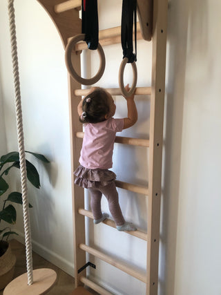 Zestaw akcesoriów gimnastycznych A076/A204 w kolorze naturalnego drewna: bawełniana lina z huśtawką i kółka gimnastyczne