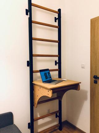 Bukowa nakładka BenchTop służąca jako biurko do drabinki BenchK na drewniany drążek do podciągania