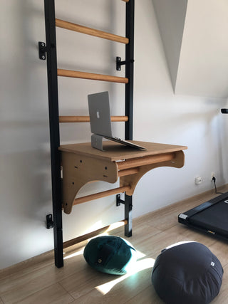 Bukowa nakładka BenchTop służąca jako biurko do drabinki BenchK na drewniany drążek do podciągania