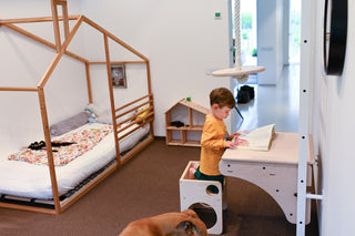 Bukowa nakładka BenchTop służąca jako biurko do drabinki BenchK na drewniany drążek do podciągania