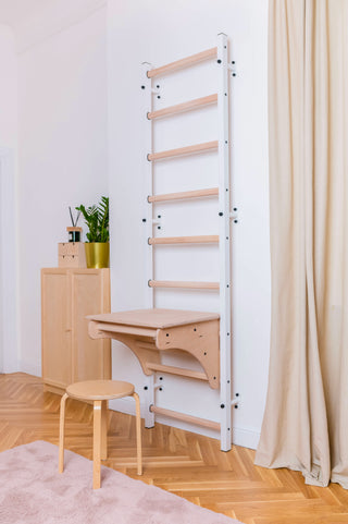 Bukowa nakładka BenchTop służąca jako biurko do drabinki BenchK na drewniany drążek do podciągania