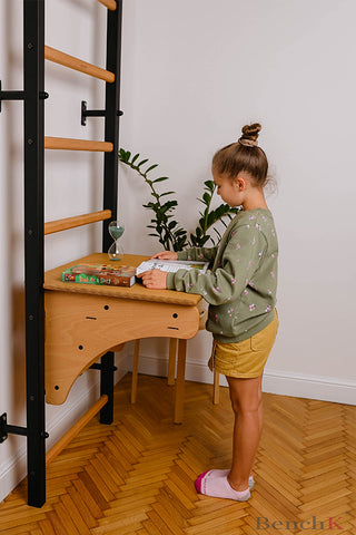 Bukowa nakładka BenchTop służąca jako biurko do drabinki BenchK na drewniany drążek do podciągania