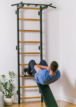 Drabinka gimnastyczna BenchK 723 (czarna lub biała) z metalowym, montowanym na stałe drążkiem do podciągania z 6 uchwytami, poręczami z podparciem pod plecy oraz rozbudowaną ławką