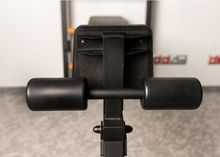 Drabinka gimnastyczna BenchK 723 (czarna lub biała) z metalowym, montowanym na stałe drążkiem do podciągania z 6 uchwytami, poręczami z podparciem pod plecy oraz rozbudowaną ławką