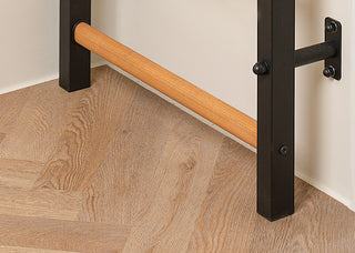 Drabinka gimnastyczna BenchK 723 (czarna lub biała) z metalowym, montowanym na stałe drążkiem do podciągania z 6 uchwytami, poręczami z podparciem pod plecy oraz rozbudowaną ławką