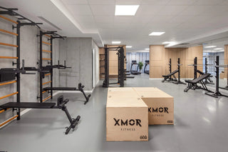 Drabinka gimnastyczna BenchK 723 (czarna lub biała) z metalowym, montowanym na stałe drążkiem do podciągania z 6 uchwytami, poręczami z podparciem pod plecy oraz rozbudowaną ławką