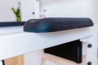 Drabinka gimnastyczna BenchK 723 (czarna lub biała) z metalowym, montowanym na stałe drążkiem do podciągania z 6 uchwytami, poręczami z podparciem pod plecy oraz rozbudowaną ławką