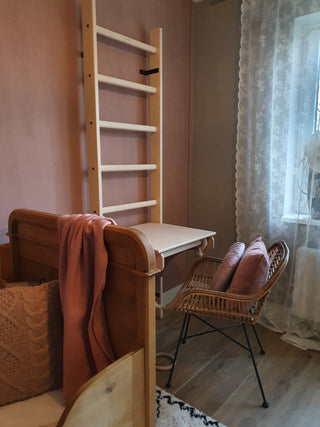 Bukowa nakładka BenchTop służąca jako biurko do drabinki BenchK na drewniany drążek do podciągania