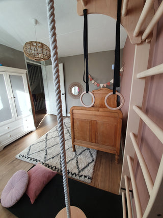 Zestaw akcesoriów gimnastycznych A076/A204 w kolorze naturalnego drewna: bawełniana lina z huśtawką i kółka gimnastyczne