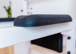 Drabinka gimnastyczna BenchK 723 (czarna lub biała) z metalowym, montowanym na stałe drążkiem do podciągania z 6 uchwytami, poręczami z podparciem pod plecy oraz rozbudowaną ławką