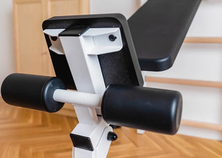 Drabinka gimnastyczna BenchK 723 (czarna lub biała) z metalowym, montowanym na stałe drążkiem do podciągania z 6 uchwytami, poręczami z podparciem pod plecy oraz rozbudowaną ławką