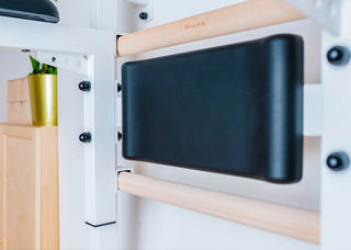 Drabinka gimnastyczna BenchK 723 (czarna lub biała) z metalowym, montowanym na stałe drążkiem do podciągania z 6 uchwytami, poręczami z podparciem pod plecy oraz rozbudowaną ławką