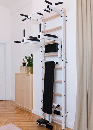 Drabinka gimnastyczna BenchK 723 (czarna lub biała) z metalowym, montowanym na stałe drążkiem do podciągania z 6 uchwytami, poręczami z podparciem pod plecy oraz rozbudowaną ławką