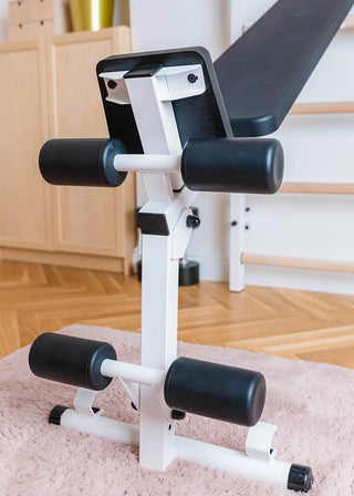 Drabinka gimnastyczna BenchK 723 (czarna lub biała) z metalowym, montowanym na stałe drążkiem do podciągania z 6 uchwytami, poręczami z podparciem pod plecy oraz rozbudowaną ławką