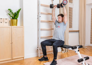 Drabinka gimnastyczna BenchK 723 (czarna lub biała) z metalowym, montowanym na stałe drążkiem do podciągania z 6 uchwytami, poręczami z podparciem pod plecy oraz rozbudowaną ławką